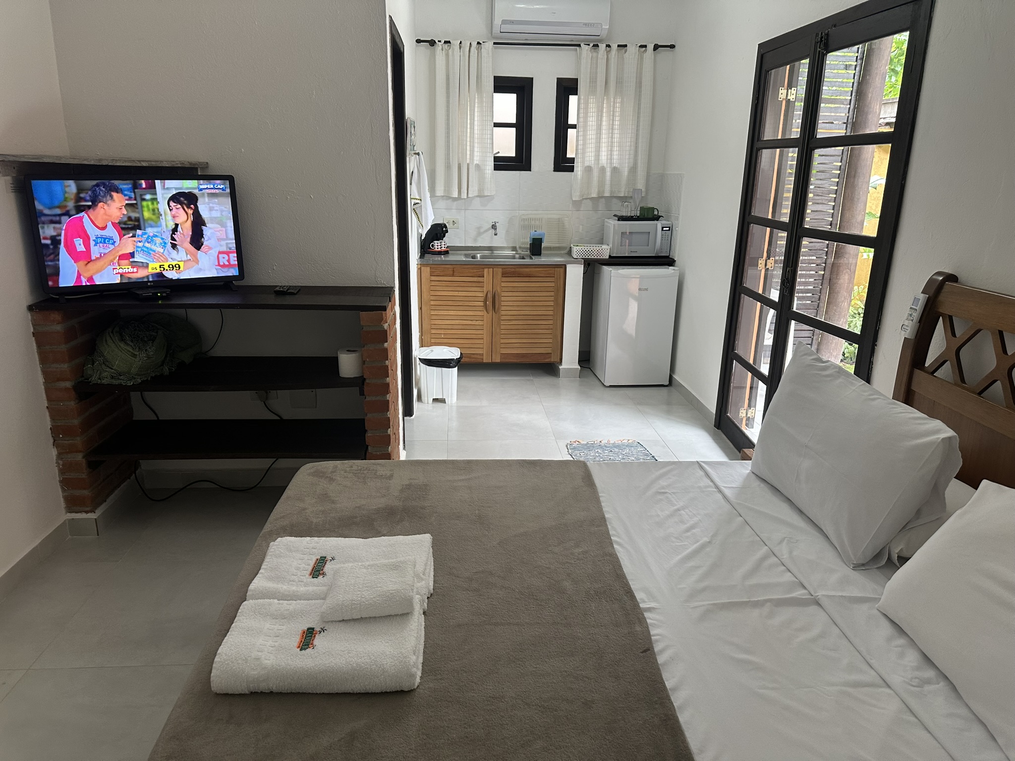 Quarto Com Cama Queen Size e Vista da Piscina